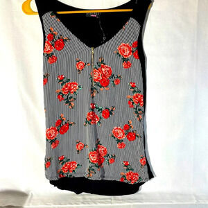 Discreet Women’s blouse NWT sleeveless.            Size L